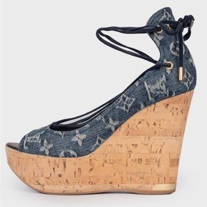 A perfect pair of Louis Vuitton sandals size 38 to elevate your summer outfits!